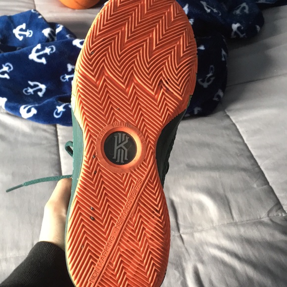 Kyrie 1 “flytrap size 6 youth - Picture 2 of 8